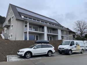 Neubau Eigentumswohnung von aussen mit Solarpannels auf dem Dach.
